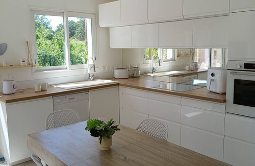 Saint-Zacharie Casa | Contemporary house with swimming pool, jacuzzi, summer kitchen and cicada song.
