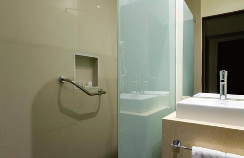 El Centro Hotel | Contemporary Junior Suite near Austral University
