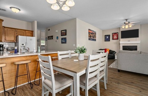 Kansas City Casa | Contemporary KC Getaway Mins to Arrowhead