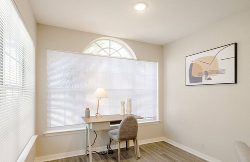 Palm Harbor Apartamento | Contemporary large 3BR, in unit Washer/Dryer, FREE parking with all amenities!