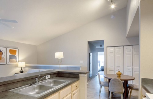 Palm Harbor Apartamento | Contemporary large 3BR, in unit Washer/Dryer, FREE parking with all amenities!