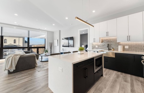 Lower West Side Apartamento | Contemporary Luxury: New 3BR/2BA Stylish Haven