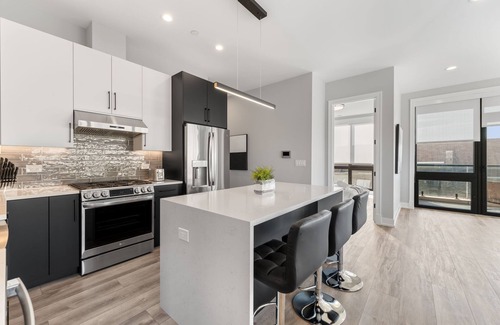Lower West Side Apartamento | Contemporary Luxury: New 3BR/2BA Stylish Haven