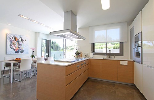 Marbella Villa | Villa contemporánea de lujo en Marbella con terraza con vista de 360 grados,