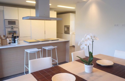 Marbella Villa | Villa contemporánea de lujo en Marbella con terraza con vista de 360 grados,