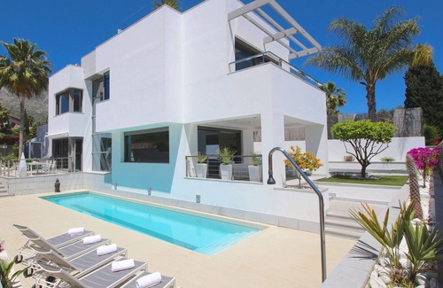 Marbella Villa | Villa contemporánea de lujo en Marbella con terraza con vista de 360 grados,