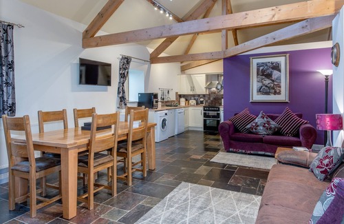 Horton Casa | Contemporary, modern barn conversion with private hot tub