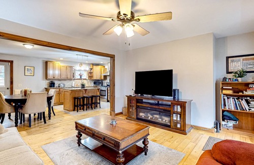 Eden Casa | Contemporary ranch with birch wood flooring, grill, & jetted tub - near skiing