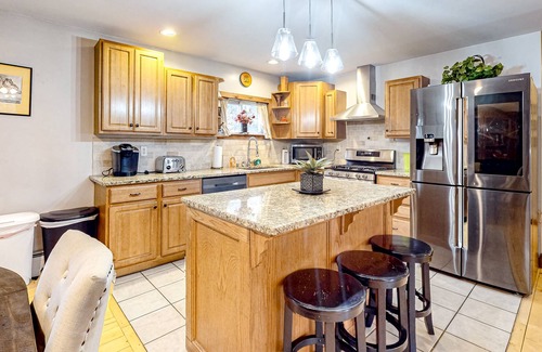 Eden Casa | Contemporary ranch with birch wood flooring, grill, & jetted tub - near skiing