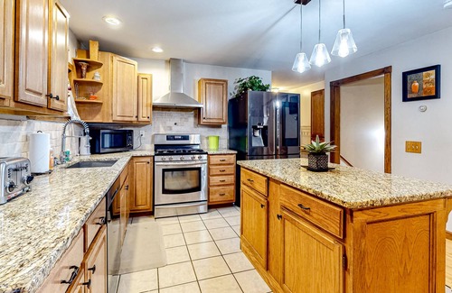 Eden Casa | Contemporary ranch with birch wood flooring, grill, & jetted tub - near skiing