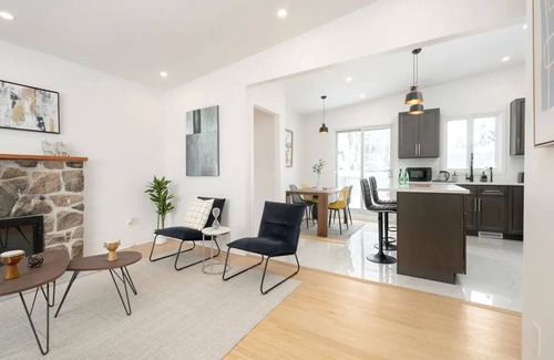 Brossard Casa | Contemporary renovated house in southshore MTL