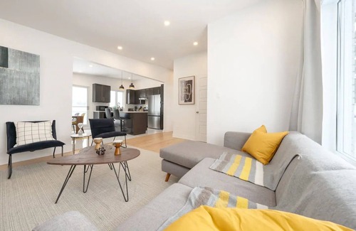 Brossard Casa | Contemporary renovated house in southshore MTL
