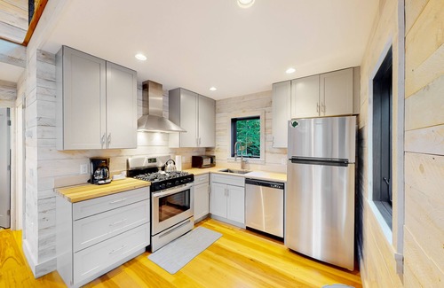 Lamoine Cabaña | Contemporary retreat with grill, firepit, & patio - walk to beach