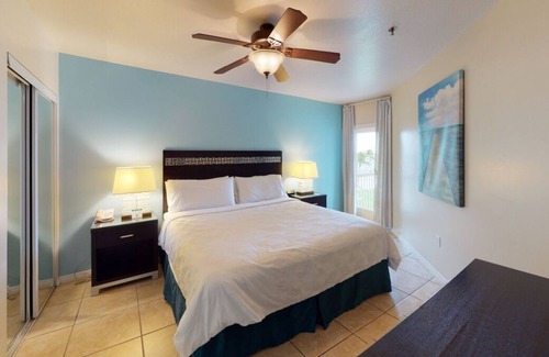Crystal Harbour Complejo | Contemporary Seaside Retreat! 4 Great Units w/Full Kitchens, Close to Camana Bay