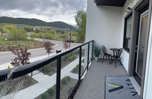 Vernon Condominio | Contemporary studio retreat steps to the beach on Okanagan Lake.