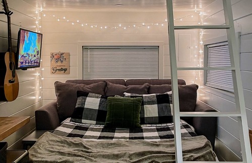 Kimberling City Cabaña | Contemporary tiny home with lake view, private W/D, firepit & gas grill