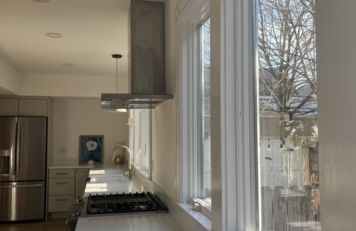 South Amboy Casa | Contemporary traditional home walk to restaurants, bars & train to NYC & Shore!