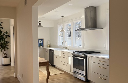 South Amboy Casa | Contemporary traditional home walk to restaurants, bars & train to NYC & Shore!