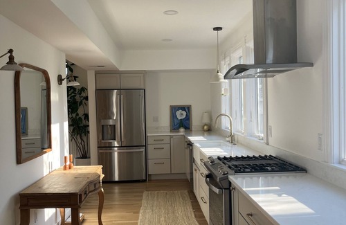 South Amboy Casa | Contemporary traditional home walk to restaurants, bars & train to NYC & Shore!