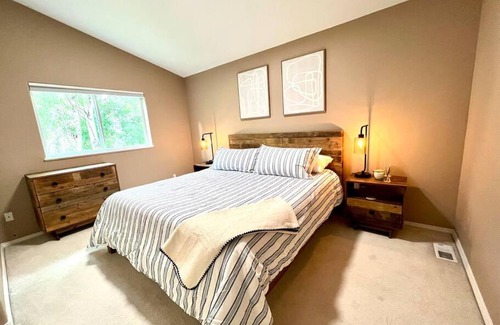Turnagain Casa | Contemporary Turnagain Townhome