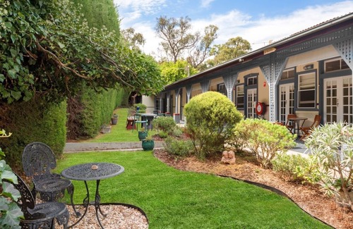 Hepburn Springs Casa | Continental House - A large historical 13 Bedroom house built in 1920s