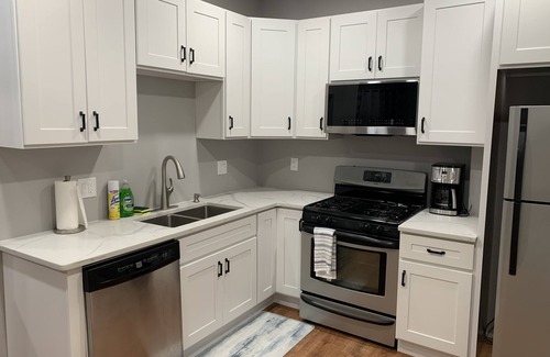 Allentown Apartamento | Continental travelers suite!! Spacious apartment, 5 minutes from Dorney Park !!