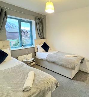 Milton Keynes Casa | Contractor Accommodation Specialist, 3 bedroom house with FREE Parking, Wifi & Netflix!
