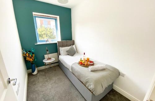 Milton Keynes Casa | Contractor Accommodation Specialist, 3 bedroom house with FREE Parking, Wifi & Netflix!