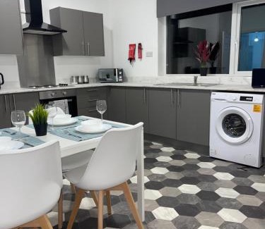 Blyth Casa | Contractor and Relocation Haven Sleeps 10 with Parking and Superfast WiFi