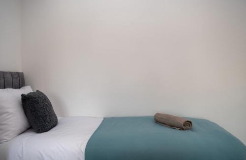 Blyth Casa | Contractor and Relocation Haven Sleeps 10 with Parking and Superfast WiFi