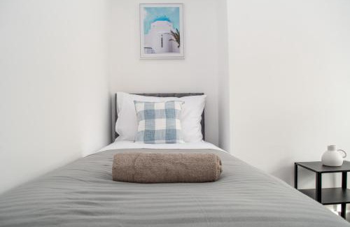 Blyth Casa | Contractor and Relocation Haven Sleeps 10 with Parking and Superfast WiFi
