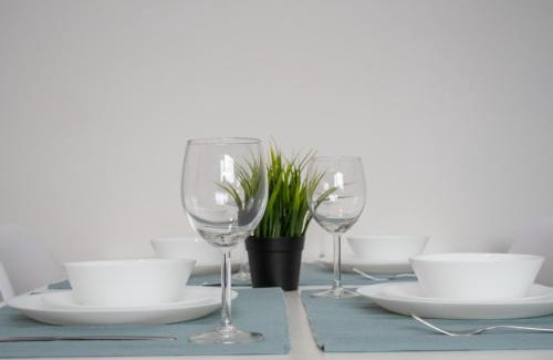 Blyth Casa | Contractor and Relocation Haven Sleeps 10 with Parking and Superfast WiFi