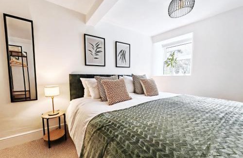 Exeter Apartamento | Contractor-Friendly 2-Bed Apartment - Fast WiFi and Free Overnight Parking