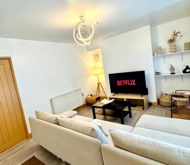 Nottingham Casa | Contractor Haven- 3BDR Crew House, Free Parking, Fast WiFi & Private Garden