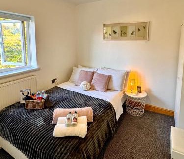 Nottingham Casa | Contractor Haven- 3BDR Crew House, Free Parking, Fast WiFi & Private Garden