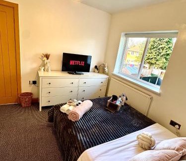 Nottingham Casa | Contractor Haven- 3BDR Crew House, Free Parking, Fast WiFi & Private Garden