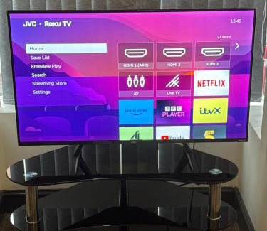 Harehills Casa | Contractors, Groups 4xBedRooms 5xDouble Beds, Close to City free parking sleeps x 10 WiFi ,Netflix,LGI Check Reviwz