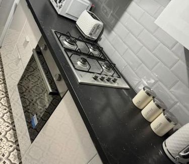 Harehills Casa | Contractors, Groups 4xBedRooms 5xDouble Beds, Close to City free parking sleeps x 10 WiFi ,Netflix,LGI Check Reviwz