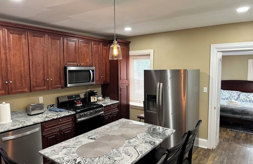 Bryn Mawr Apartamento | Convenience & comfort awaits in this stylish 2-Bed/2-Bath in the heart of The Main Line.