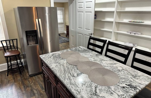 Bryn Mawr Apartamento | Convenience & comfort awaits in this stylish 2-Bed/2-Bath in the heart of The Main Line.