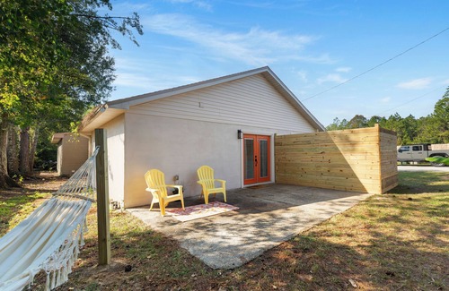 Pine Forest Apartamento | Convenience in Central Pensacola, Pet Friendly!