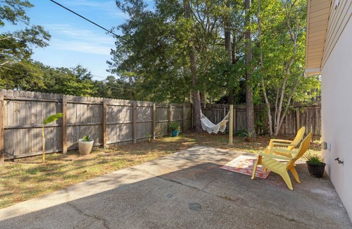 Pine Forest Apartamento | Convenience in Central Pensacola, Pet Friendly!