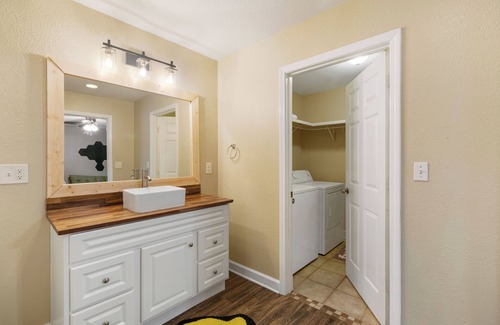 Pine Forest Apartamento | Convenience in Central Pensacola, Pet Friendly!