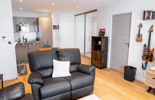 Noisy-le-Grand Apartamento | Convenient 2BR Apt near subway