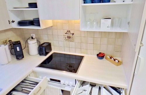 Seebach Apartamento | Convenient 2BR Stay with Easy Transport