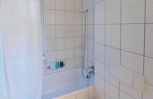 Seebach Apartamento | Convenient 2BR Stay with Easy Transport