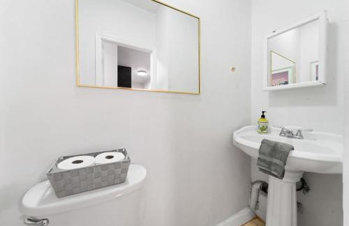 Midtown West Apartamento | Convenient 2BR - Walking distance to Times Square