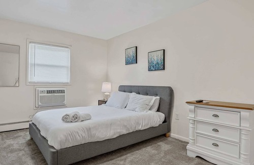 Highspire Apartamento | Convenient 2BR with Comfy Sofa and TV
