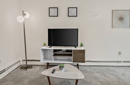 Highspire Apartamento | Convenient 2BR with Comfy Sofa and TV