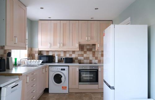 Luton Casa | Convenient 3 Bedroom House with Garden in Luton